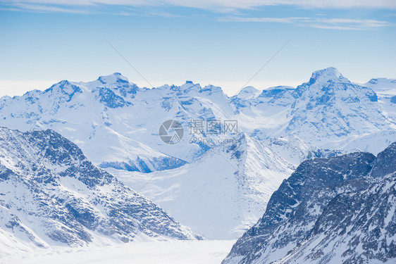 瑞士山丛林森滑雪胜地图片