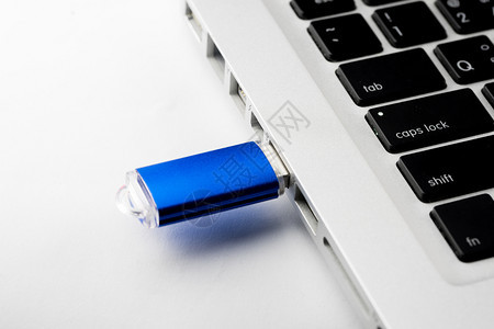 计算机膝上型键盘的USB闪光驱动器图片