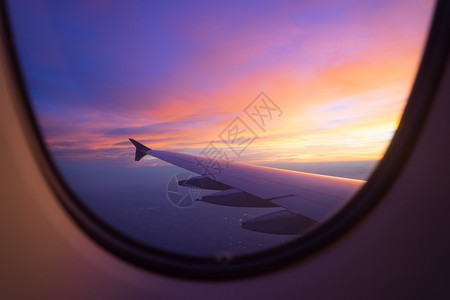 飞机窗口的日落太美了图片