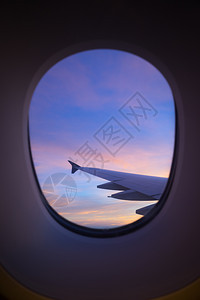飞机窗口的日落太美了图片