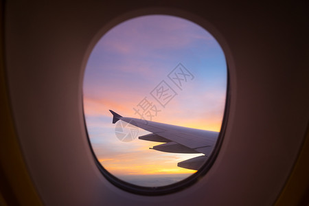 飞机窗口的日落图片
