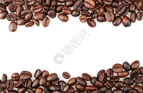 白色背景上孤立的新鲜烤咖啡豆图片