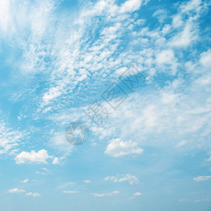蓝色天空中的浅白云复制文本空间图片