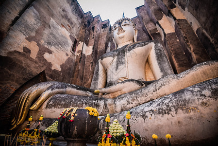 古寺庙Sukhothai历史公园墙上的旧佛像图片