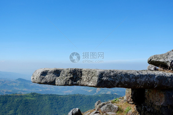 山顶岩石和蓝天空背景风地表石图片