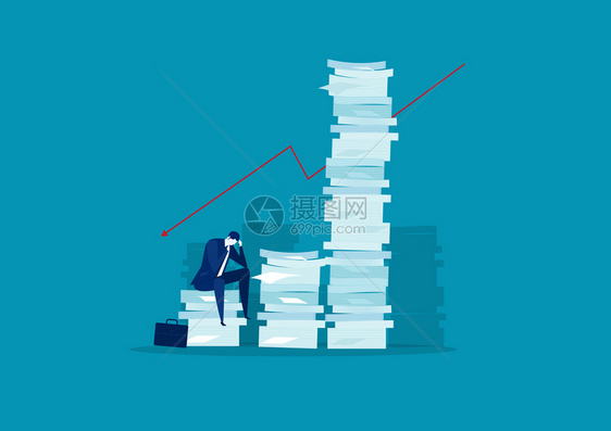 商人压力和解决方案用非常高的纸堆和蓝背景的男人比图片