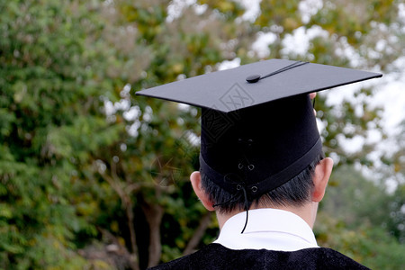 学生祝贺毕业穿着大学毕业礼服的图片