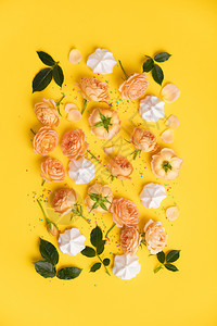 粉红玫瑰和黄底平板垂直成份的花粉和红玫瑰花纹食物质料背景和壁纸图片