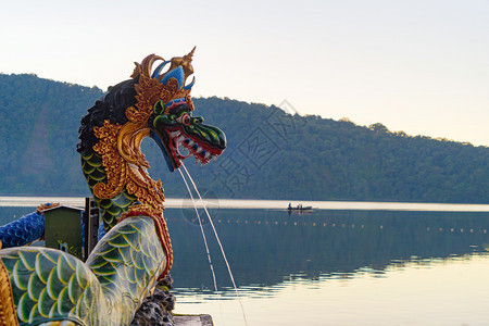 在巴厘的UlunDanuBratan寺庙和湖前的多彩长廊或蛇雕像喷泉是旅游景点最受欢迎的之一图片