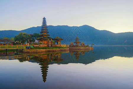 巴厘的UlunDanuBratan寺和湖是最受欢迎的旅游景点之一图片