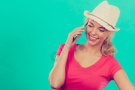 国际电话打给外的朋友和家人现代技术概念戴太阳帽子的旅游妇女通过电话交谈图片