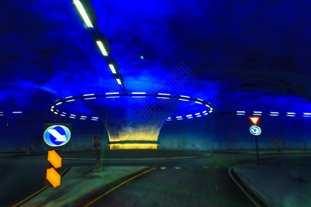 瓦拉维克隧道图尼连公路隧道环绕在挪威霍达兰县运动模糊不清瓦拉维克公路隧道环绕挪威图片