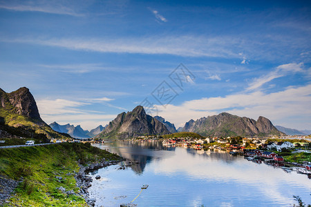 与Reine村的景象峡湾观海岸自然山峰高得尖锐北挪威Lofotten岛旅行目的地Fjord和山地景观挪威Lofoten岛背景图片