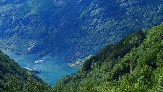 FjordGeirangerfjord和渡轮船从挪威Ornesviven观望点看旅行目的地挪威FjordGeirangerfjo图片