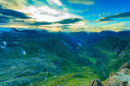 Geirangerfjord和山地风景从Dalsnibba的视角看得很精彩Geiranger天行平台挪威图片