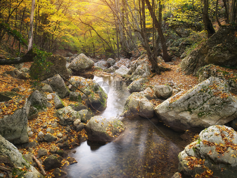 秋天风景自然的构成河流进入峡谷图片
