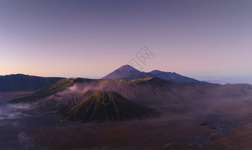 Bromo山在日出时的空中景象一个活跃的火山是东爪哇旅游景点之一印度尼西亚自然景观背图片