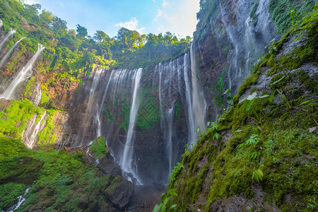 公园的Sewu瀑布爪哇岛最大的瀑布印度尼西亚旅行和假期自然景观背旅游点图片