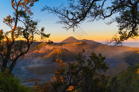 在日出时的Bromo山一个活跃的火山是东爪哇最受访旅游景点之一印度尼西亚自然景观背图片