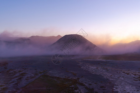 Bromo山在日出时的空中景象一个活跃的火山是东爪哇旅游景点之一印度尼西亚自然景观背图片