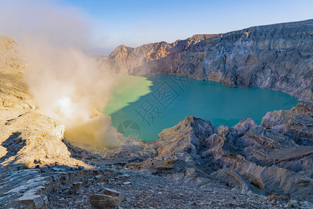 日出时在KawahIjen火山与绿松硫湖的岩石悬崖印度尼西亚东爪哇全景自然地貌背图片