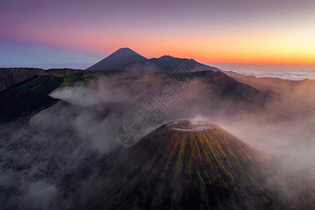 Bromo山在日出时的空中景象一个活跃的火山是东爪哇旅游景点之一印度尼西亚自然景观背图片