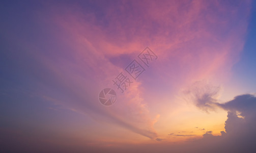 日落天空自然背景摘要戏剧蓝色和橙紫的云彩日落时间图片