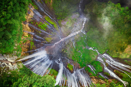 SewuWaterfall的空中顶层景象Jinguashi自然景观位于印度尼西亚旅行背景游点图片