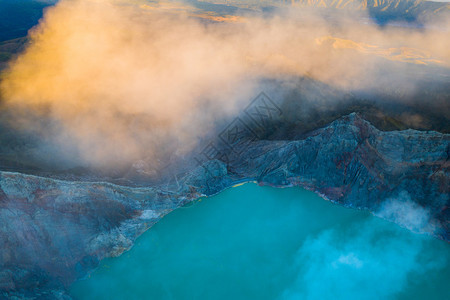 日出时有绿宝石硫磺湖的KawahIjen火山岩悬崖空中景象印度尼西亚东爪哇全景自然观背图片