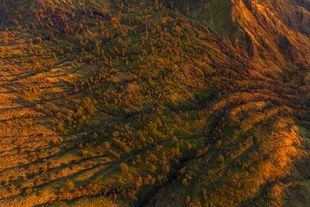 日出时有绿宝石硫磺湖的KawahIjen火山岩悬崖空中景象印度尼西亚东爪哇全景自然观背图片