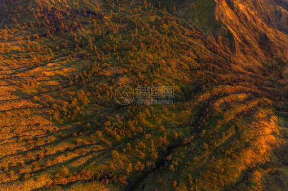 日出时有绿宝石硫磺湖的KawahIjen火山岩悬崖空中景象印度尼西亚东爪哇全景自然观背图片