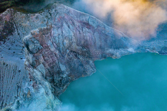 日出时有绿宝石硫磺湖的KawahIjen火山岩悬崖空中景象印度尼西亚东爪哇全景自然观背图片