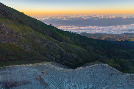 日出时有绿宝石硫磺湖的KawahIjen火山岩悬崖空中景象印度尼西亚东爪哇全景自然观背图片