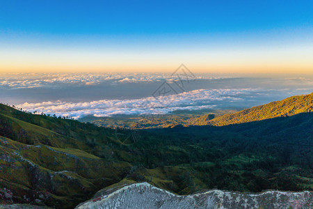 日出时有绿宝石硫磺湖的KawahIjen火山岩悬崖空中景象印度尼西亚东爪哇全景自然观背图片