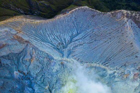 日出时有绿宝石硫磺湖的KawahIjen火山岩悬崖空中景象印度尼西亚东爪哇全景自然观背图片