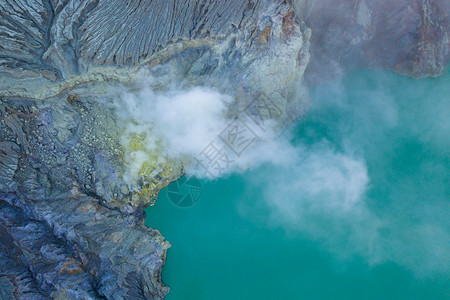 日出时有绿宝石硫磺湖的KawahIjen火山岩悬崖空中景象印度尼西亚东爪哇全景自然观背图片