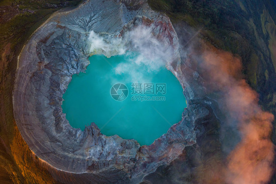 日出时有绿宝石硫磺湖的KawahIjen火山岩悬崖空中景象印度尼西亚东爪哇全景自然观背图片