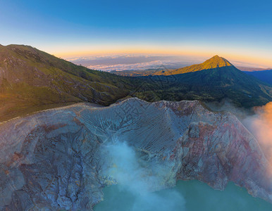 日出时有绿宝石硫磺湖的KawahIjen火山岩悬崖空中景象印度尼西亚东爪哇全景自然观背图片