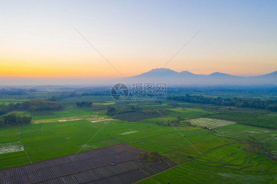 在印度尼西亚东南夏季日落时的山丘谷图片