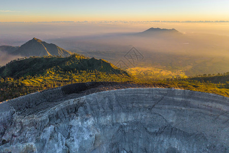 日出时有绿宝石硫磺湖的KawahIjen火山岩悬崖空中景象印度尼西亚东爪哇全景自然观背背景图片