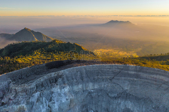 日出时有绿宝石硫磺湖的KawahIjen火山岩悬崖空中景象印度尼西亚东爪哇全景自然观背图片