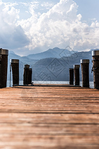 木质码头蓝湖山峰和天空图片