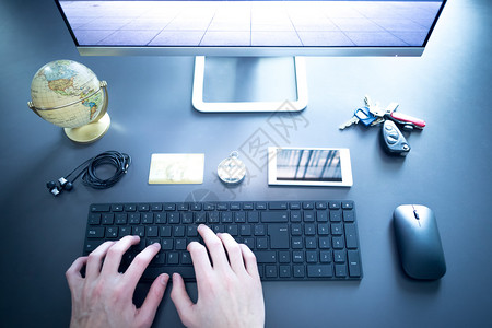 自由职业者工作场所安排计算机键盘信用卡罗钥匙和全球图片