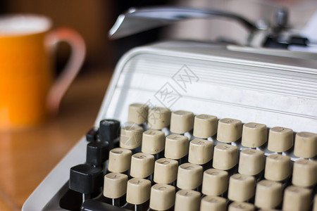 木制桌上的旧式打字机图片