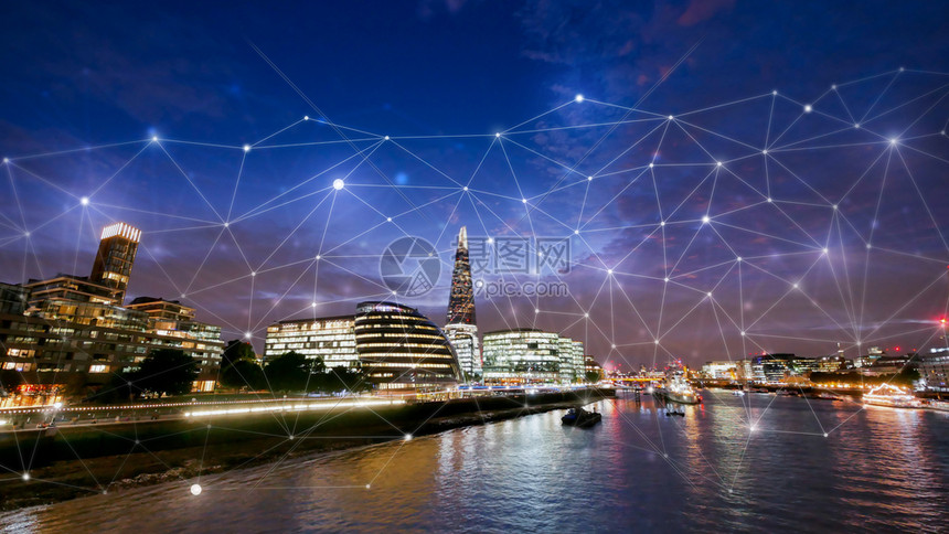 建立网络和未来概念的伦敦办公大楼图片