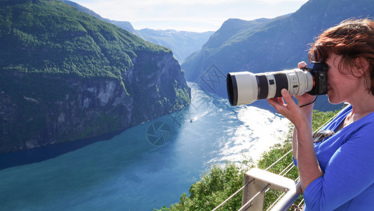 挪威斯堪的纳维亚州Ornesvivenen的观光旅游假日照片和享受风景的年轻女旅游者Geirangerfjord从Ornesvi图片