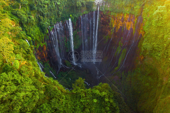 SewuWaterfall的空中顶层景象Jinguashi自然景观位于印度尼西亚旅行背景游点图片