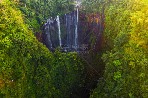 SewuWaterfall的空中顶层景象Jinguashi自然景观位于印度尼西亚旅行背景游点图片