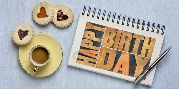 生日快乐的浪漫贺卡纸质木头类型文字摘要用咖啡和心饼干写成的素描本图片