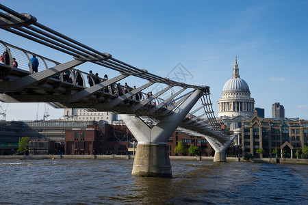 伦敦圣保罗和千年桥图片